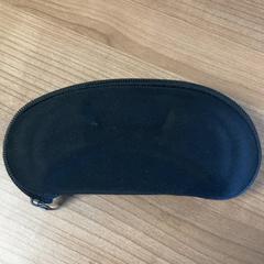 Portaocchiali con occhiali, come riportato da Connexxion Amstelland-Meerlanden Schiphol Zuid utilizzando iLost