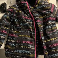 Kabát manteau color kids 6 ans, amint azt IKEA Mons az iLost segítségével jelentette.