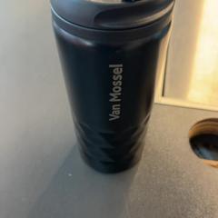 Thermosbeker Zwart metaal Van Mossel, zoals gemeld door Pathé Amsterdam Noord met iLost