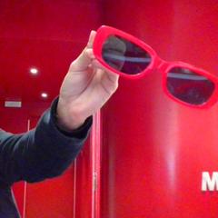 Napszemüveg Sunglasses RED no Brand, amint azt MEININGER Hotel Roma Termini az iLost segítségével jelentette.