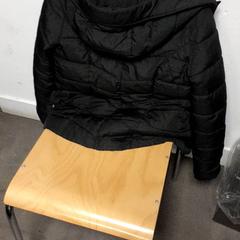 Casaco Zwart, como reportado por Connexxion Hoeksche Waard Goeree Overflakkee utilizando o iLost