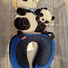 Polštář neck cushion and teddy panda bear, jak nahlášeno Ramada by Wyndham Amsterdam Airport Schiphol pomocí iLost