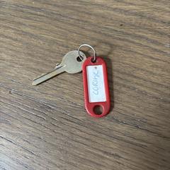 Sleutel met rood labeltje en de naam Corine, amint azt az iLostnak jelentették.