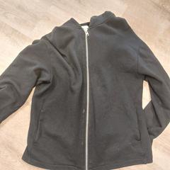 Hoodie zwart, zoals gemeld door EBS OV Poeldijk met iLost