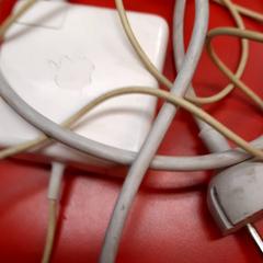 Laptop oplader, zoals gemeld door UvA REC met iLost
