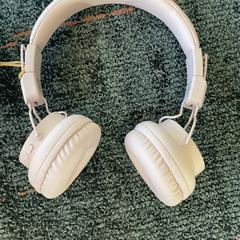 Fejhallgató Roze, amint azt Connexxion Amstelland-Meerlanden Schiphol Zuid az iLost segítségével jelentette.