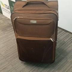 حقيبة سفر بني، كما تم الإبلاغ عنه بواسطة محطة الرياض (الرياض) عبر iLost