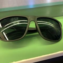 Slnečné okuliare Zwart, ako bolo nahlásené Eindhoven Airport pomocou iLost