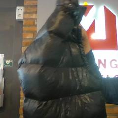 Weste Schwarze Puffer Weste, gemeldet von MEININGER Hotel Hamburg City Center über iLost