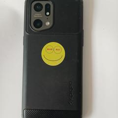 Telefoon met sticker (BEST KEPT SECRET), ako bolo nahlásené Best Kept Secret 2025 pomocou iLost