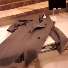 Casaco Grijs, como reportado por Van der Valk Hotel Schiphol utilizando o iLost