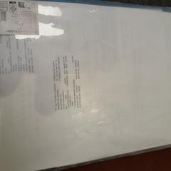 Pochette transparente et bleue, como reportado por TCL utilizando o iLost