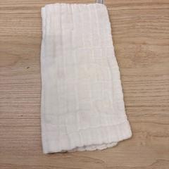 Tetra carré blanc / fleur beige, iLost를 사용하여 IKEA Liège에 보고됨