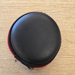 Füldugók in zwarte etui, amint azt Centraal magazijn az iLost segítségével jelentette.