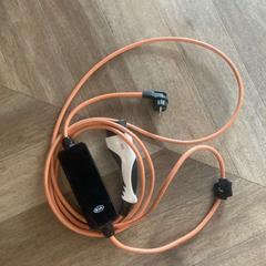 Electric car charger Orange, jak nahlášeno Vienna House Easy by Wyndham Amsterdam Airport pomocí iLost