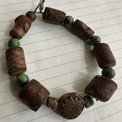 Armbanje, hout, kralen en metaal, as reported to iLost