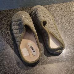 Zapatillas, ha sido reportado por Van der Valk Hotel Wolvega Heerenveen con iLost