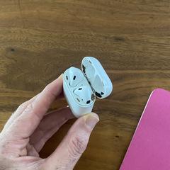 Airpods met doosje, jak zgłoszono do iLost
