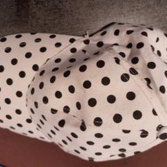 Casquette blanche à petits pois noirs, a été signalé par TCL utilisant iLost