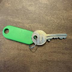 Sleutel met groene hanger met naam, segons s'ha informat a iLost