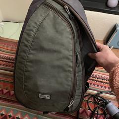 Donkergroene rugzak, jak bylo nahlášeno na iLost