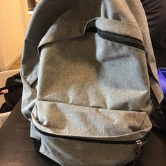 Hátizsák, amint azt Qbuzz U-OV az iLost segítségével jelentette.