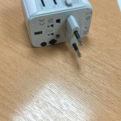 Adapter, zgłoszono przez Sheraton Brussels Airport Hotel przy użyciu iLost