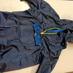Regenjas blauw quechua, zoals gemeld door Avonturenpark Hellendoorn met iLost