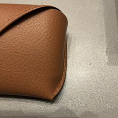 Szemüvegtok Brown, amint azt MEININGER Hotel Amsterdam Amstel az iLost segítségével jelentette.