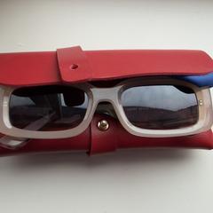 Etui zonnebril rood met zonnebril, come riportato a iLost