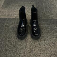 Oinetakoak Zwart, gisa salatu by Jaarbeurs iLost erabiliz