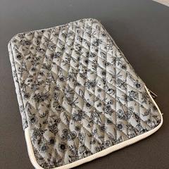 Laptop táska grau gemustert mit Blumen, amint azt hoop Kirche - Campus Bremen az iLost segítségével jelentette.