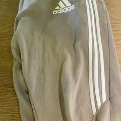 Joggeurs & Adidas adidas, a été signalé par MEININGER Hotel Berlin East Side Gallary utilisant iLost
