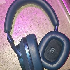 Auriculars, segons ha informat Club Nyx/Exit Café mitjançant iLost