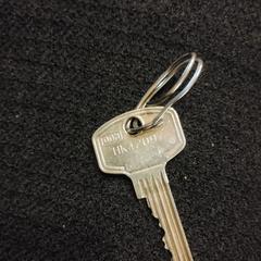 Huisdeur sleutel aan paperclip, iLost-i jakinarazi zaion moduan