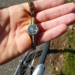 Goudkleurig horloge met diamant steentjes, som rapporterats till iLost