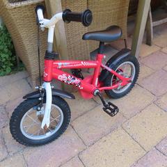 Kinderfietsje, rose; type 'Lightning Mc Queen', segons s'ha informat a iLost