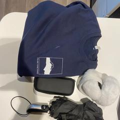 T shirt, Umbrella & Ear warmer, come riportato da Amsterdam ID Aparthotel utilizzando iLost