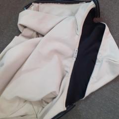Camisola beige, como reportado por Centraal magazijn utilizando o iLost