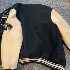 재킷 Zwart varsity, iLost를 사용하여 Pathé Breda에 보고됨