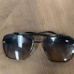 Occhiali da sole, come riportato da Pathé Eindhoven utilizzando iLost