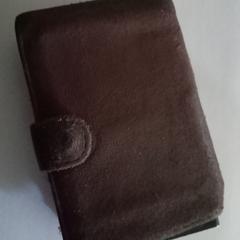 portemonnee - donkerbruin met inhoud, segons s'ha informat a iLost