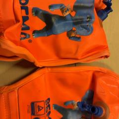 Úszószalagok, amint azt Familie Resort Molenwaard az iLost segítségével jelentette.