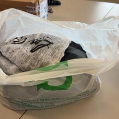 バッグ Nieuwe kledij がiLostで Regio Limburg - Leuven によって報告されました