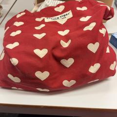 Katoenen zakje Rood met hartjes, amint azt Regio Antwerpen - Brussel az iLost segítségével jelentette.