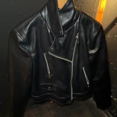 Dzseki Leather, amint azt Club Nyx/Exit Café az iLost segítségével jelentette.