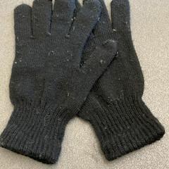 Rukavice schwarz, jak nahlášeno Schönbrunn "Group Center" pomocí iLost