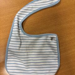 Bib Wit met blauwe strepen, amint azt VITAZ campus Sint-Niklaas az iLost segítségével jelentette.