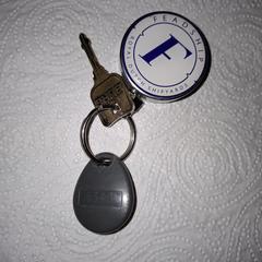 Tag (druppel) grijs nr. 5343 met Burg sleutel, ha sido reportado a iLost