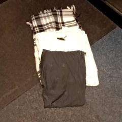 Scarf & Pyama, zoals gemeld door Mövenpick Hotel Amsterdam City Centre met iLost